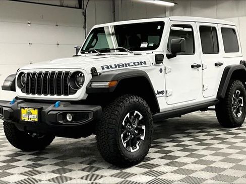Used 2025 Jeep Wrangler Unlimited Rubicon 4xe w/ Convenience Group AWD/4WD image 13