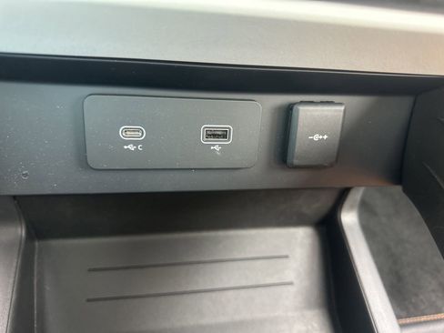 Used 2024 Land Rover Defender 130 S image 31