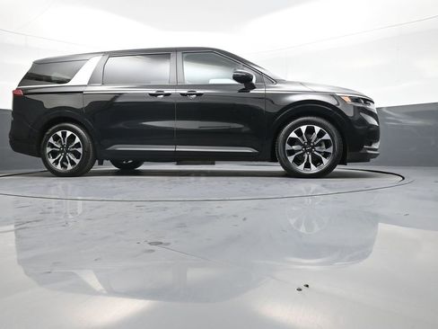 Used 2023 Kia Carnival EX image 30