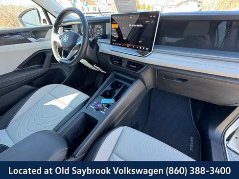 Used 2025 Volkswagen Tiguan SE AWD/4WD image 28