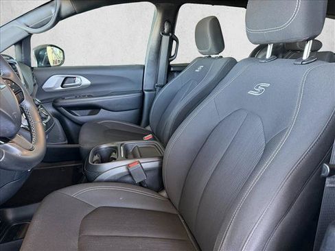 Used 2018 Chrysler Pacifica Touring Plus w/ S Appearance Package FWD image 9