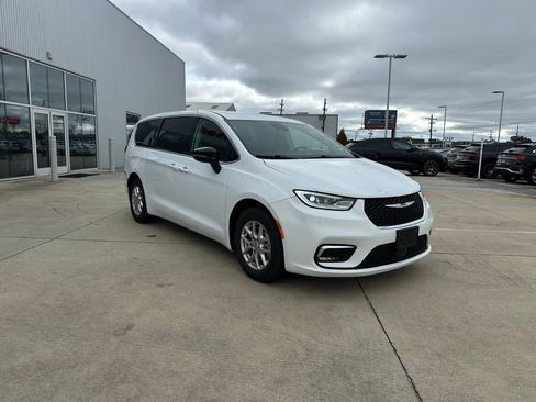 Used 2024 Chrysler Pacifica Touring-L image 3