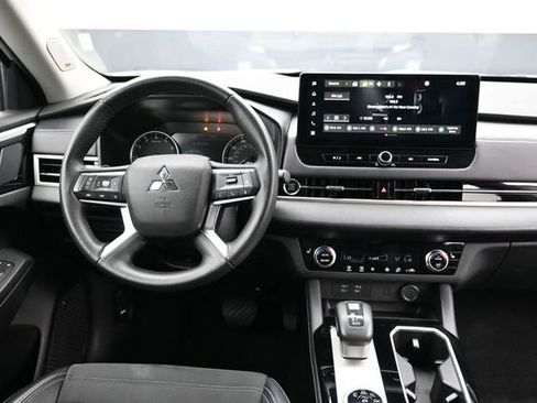 Used 2025 Mitsubishi Outlander SE FWD image 10