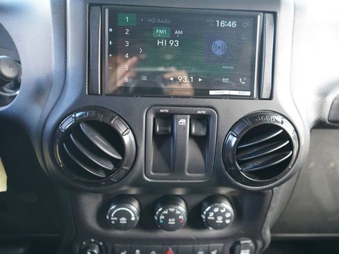 Used 2018 Jeep Wrangler Rubicon AWD/4WD image 16