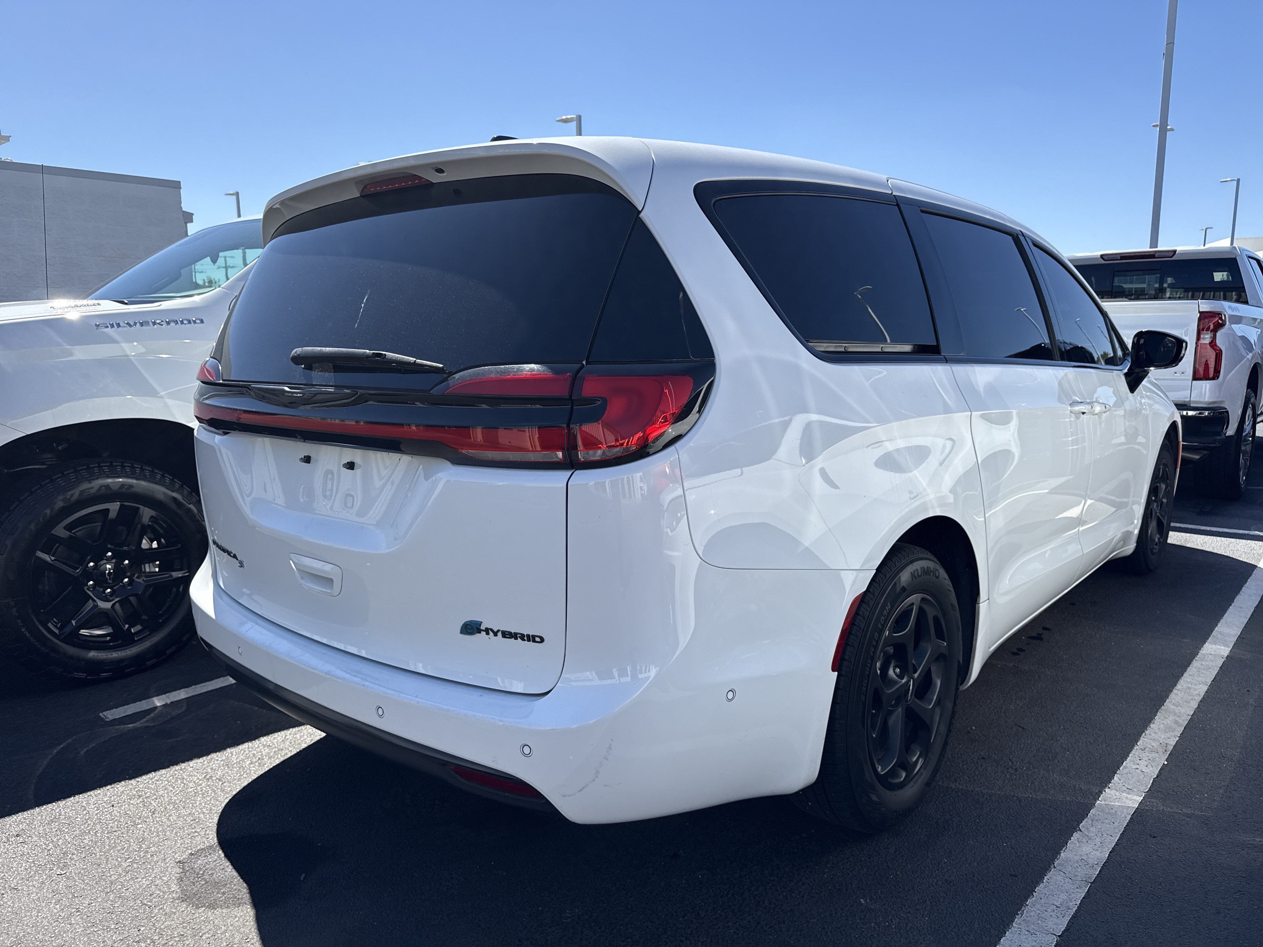 Used 2024 Chrysler Pacifica Limited FWD image 10