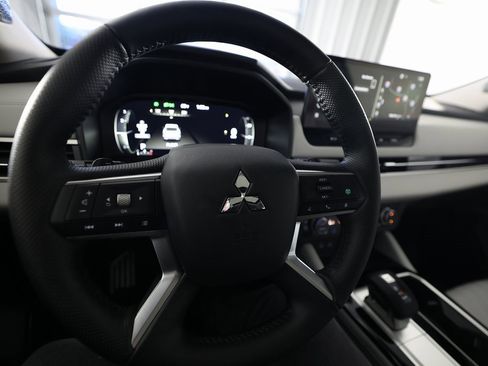 Used 2025 Mitsubishi Outlander AWD image 20