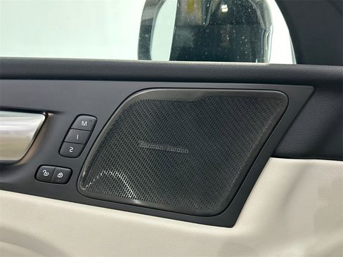 Certified 2023 Volvo XC60 B5 Ultimate w/ Climate Package image 22