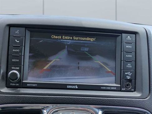 Used 2016 Chrysler Town & Country Touring FWD image 20