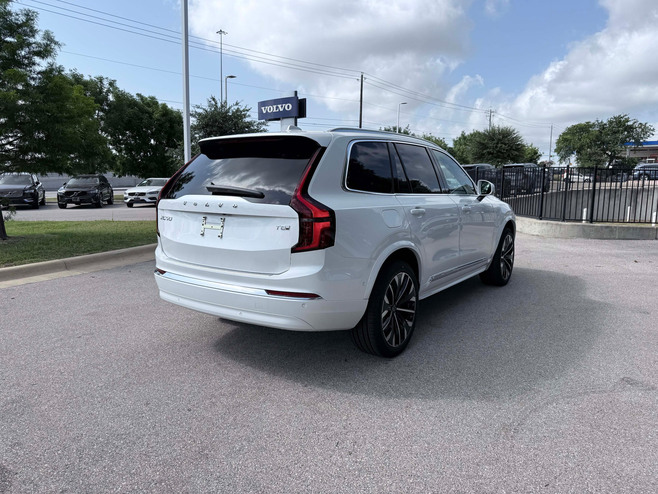 New 2026 Volvo XC90 T8 Plus w/ Protection Package Premier AWD/4WD image 6