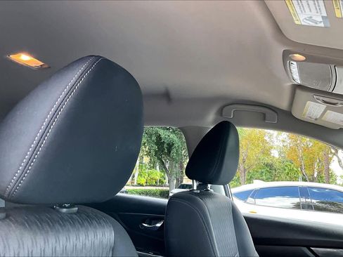 Used 2020 Nissan Rogue SV image 14