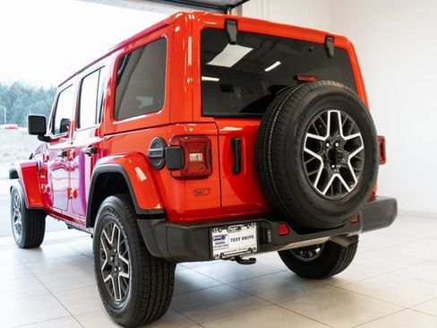 Used 2024 Jeep Wrangler Sahara w/ Technology Group image 10