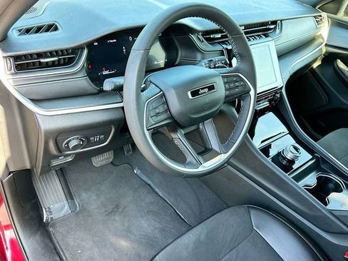 Used 2024 Jeep Grand Cherokee Altitude image 9