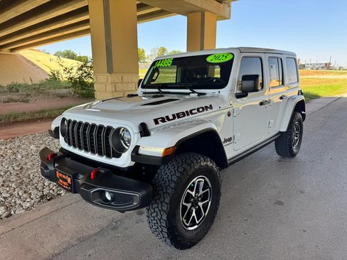 Used 2025 Jeep Wrangler Unlimited Rubicon w/ Convenience Group AWD/4WD image 7