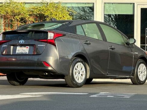 Used 2022 Toyota Prius LE image 4