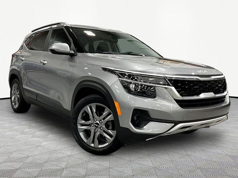 Used 2023 Kia Seltos S w/ Navigation Package FWD image 3