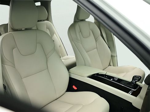 Used 2019 Volvo XC90 T5 Momentum image 5