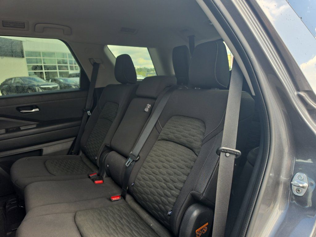 Used 2022 Nissan Pathfinder SV AWD/4WD image 12