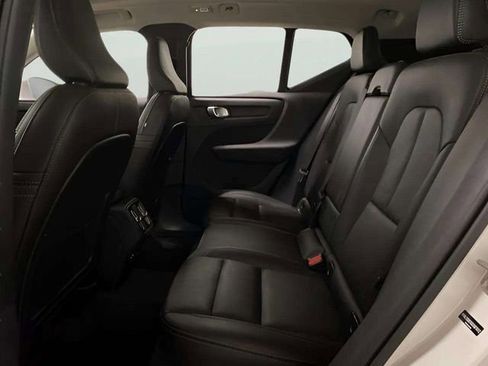Used 2025 Volvo XC40 B5 Plus image 25
