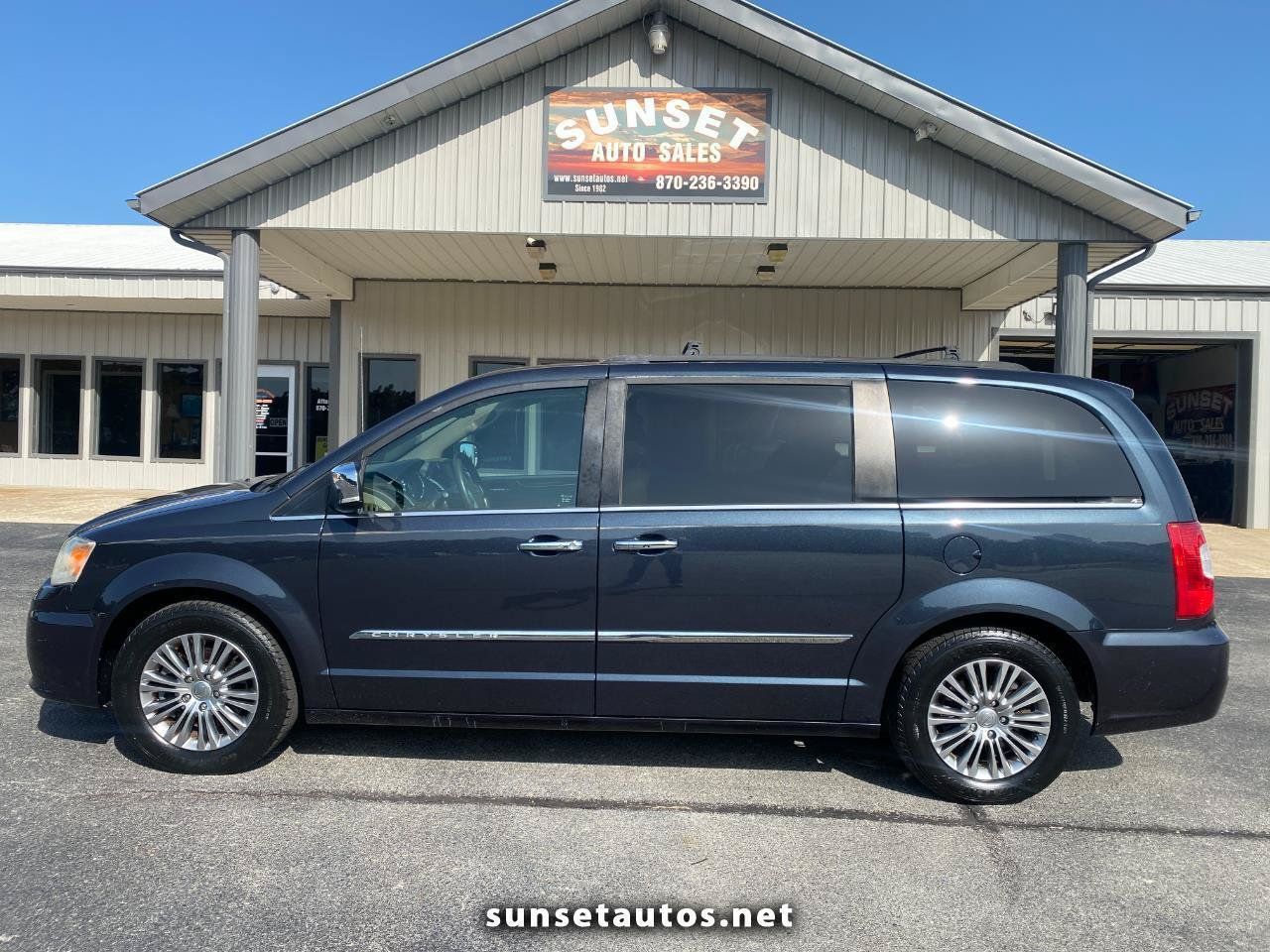 Used 2014 Chrysler Town & Country Touring-L w/ Driver Convenience Group FWD image 1