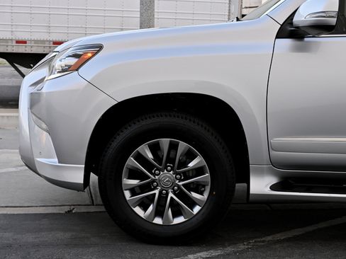 Used 2018 Lexus GX 460 Luxury w/ Preferred Accessory Package image 31