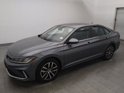 Used 2025 Volkswagen Jetta SE FWD image 2