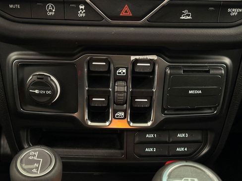 New 2025 Jeep Gladiator Sport w/ Premium Package image 15