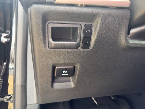 Used 2025 Ford Expedition Active image 14