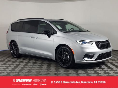 New 2026 Chrysler Pacifica Limited image 1