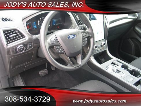 Used 2024 Ford Edge SE w/ Black Appearance Package image 2
