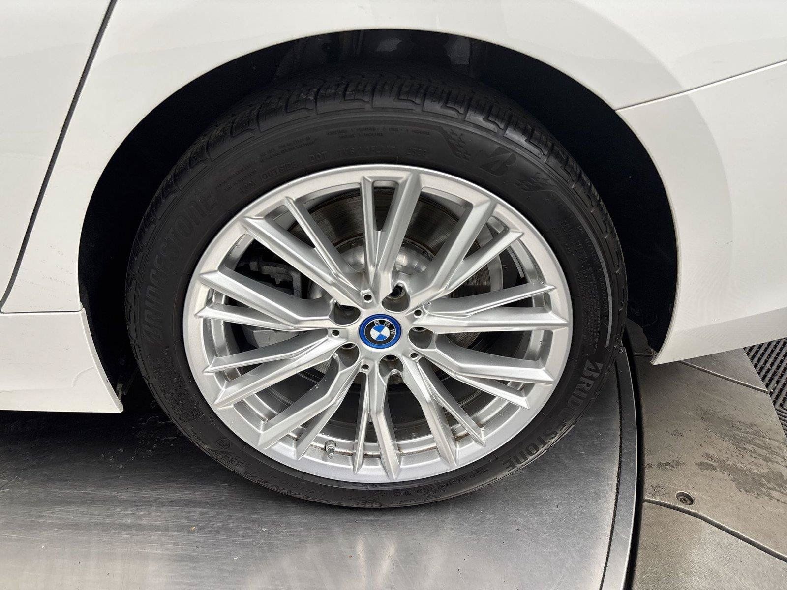 Used 2024 BMW 330e w/ Convenience Package RWD image 27