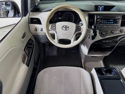 Used 2011 Toyota Sienna LE FWD image 18