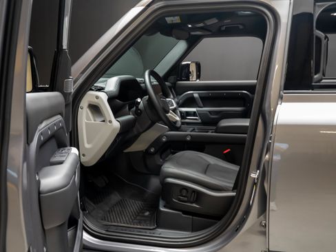 Used 2024 Land Rover Defender 110 SE AWD/4WD image 4