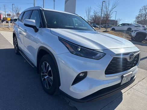 Used 2024 Toyota Highlander XLE image 3