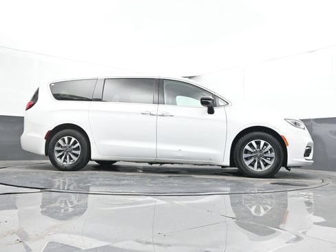 Used 2024 Chrysler Pacifica Limited FWD image 24