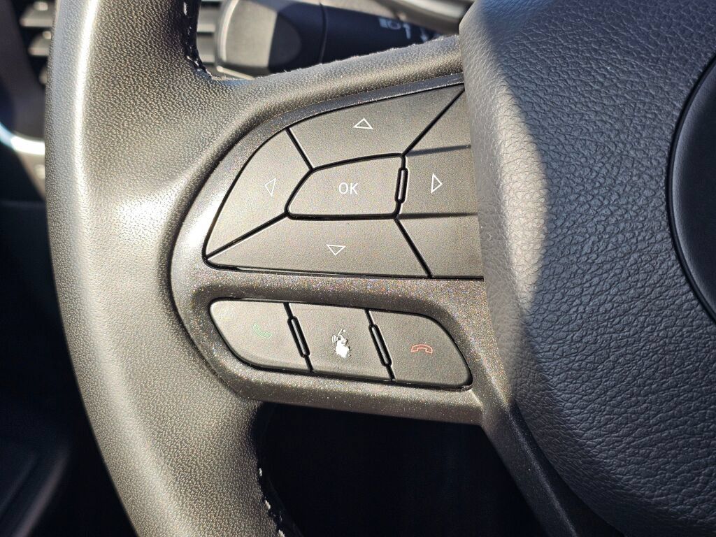 Used 2020 Jeep Cherokee Trailhawk AWD/4WD image 26