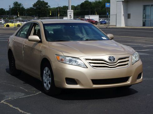 Used 2010 Toyota Camry LE FWD image 16