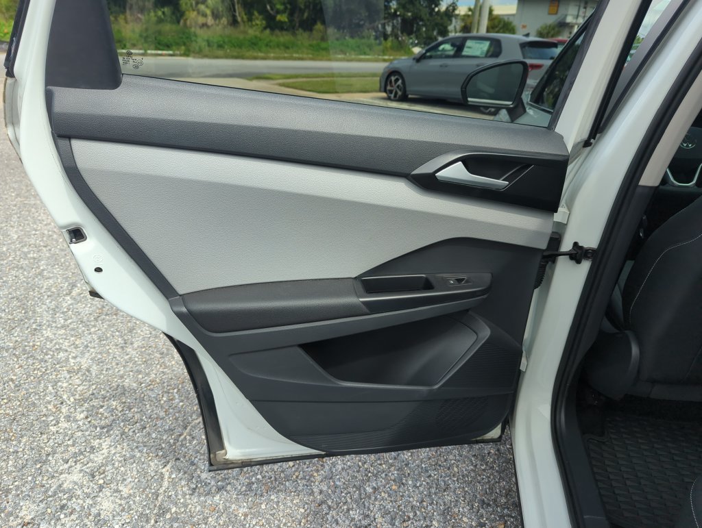 Used 2023 Volkswagen Taos SE w/ Panoramic Sunroof Package FWD image 29