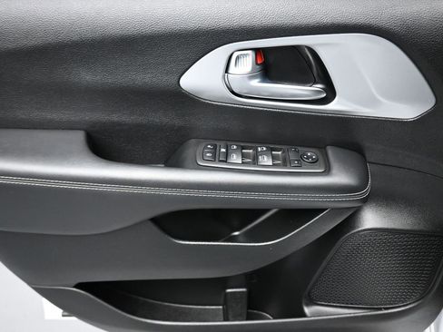 Used 2024 Chrysler Pacifica Touring image 10