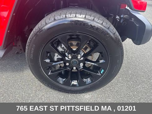 Used 2024 Jeep Wrangler Unlimited Sahara w/ Technology Group AWD/4WD image 31