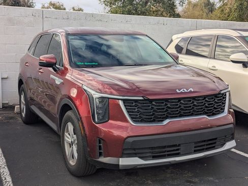 Used 2025 Kia Sorento LX image 4
