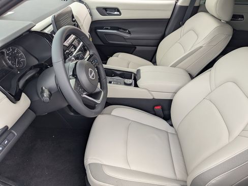 New 2025 Nissan Pathfinder SL image 13