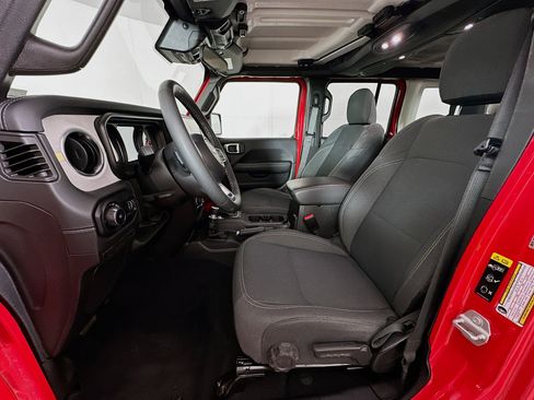 Used 2025 Jeep Wrangler Unlimited Sahara AWD/4WD image 13
