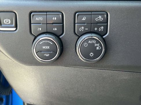 Used 2025 Chevrolet Silverado 1500 LT AWD/4WD image 19
