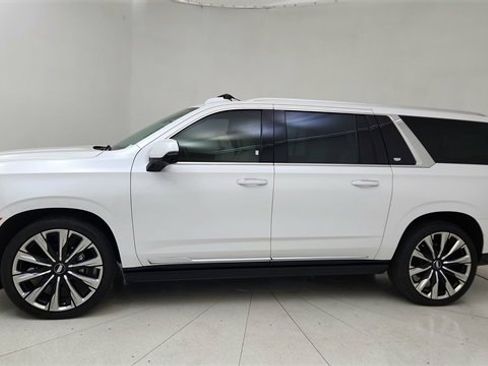 Used 2025 Cadillac Escalade ESV Premium Luxury Platinum image 3