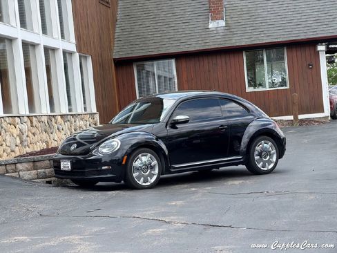 Used 2013 Volkswagen Beetle 2.5 Fender FWD image 2