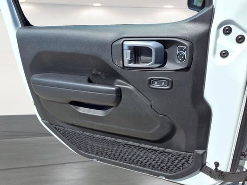 Used 2025 Jeep Wrangler Unlimited Rubicon AWD/4WD image 17