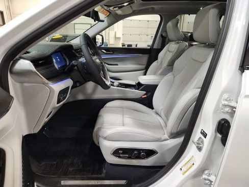 Used 2023 Jeep Grand Cherokee Overland w/ Luxury Tech Group IV image 15