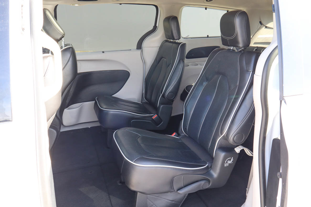 Used 2024 Chrysler Pacifica Limited FWD image 8