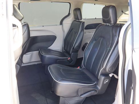 Used 2024 Chrysler Pacifica Limited FWD image 8