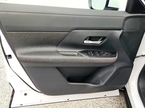 Used 2025 Nissan Kicks SV AWD/4WD image 10